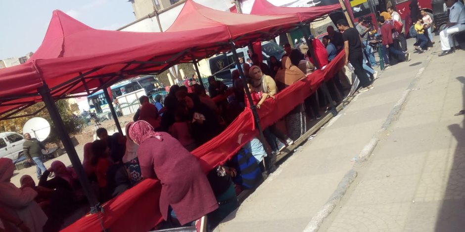 النساء يسيطرن على الطوابير.. أهالي شبرا يتوافدون على لجان الاستفتاء (صور)
