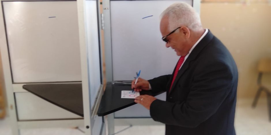 نائب رئيس مدينة بئر العبد بسيناء يدلي بصوته على الدستور (صور )