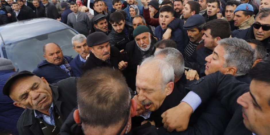 بلطجة حزب أردوغان.. قصة الاعتداء بالضرب على زعيم المعارضة التركية في سرداق عزاء