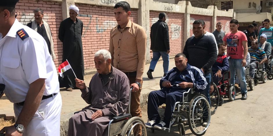 العجز لم يمنعهم.. الكراسي المتحركة وسيلة كبار السن للمشاركة في التعديلات الدستورية العجز لم يمنعهم.. الكراسي المتحركة وسيلة كبار السن للمشاركة في التعديلات الدستورية