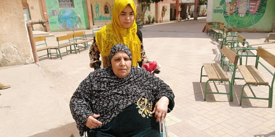 سبعينية قعيدة أمام لجنة الاستفتاء: «البلد محتاجة كل نفس وطنية» (صور) سبعينية قعيدة أمام لجنة الاستفتاء: «البلد محتاجة كل نفس وطنية» (صور)