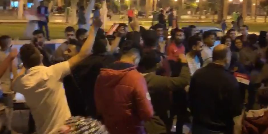 بعد الموافقة على التعديلات الدستورية.. المصريون يحتفلون في ميدان عابدين (فيديو)