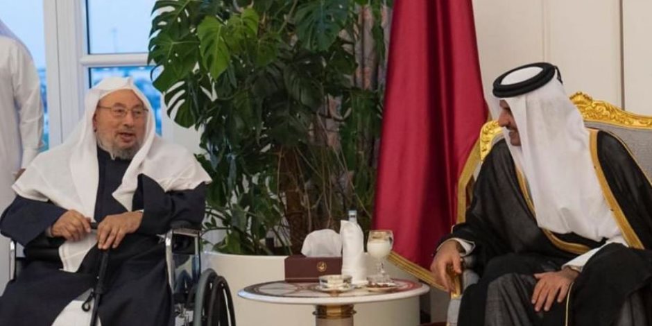 قطر تواصل التحدي.. «مفتى الدم » على رأس مأدبة إفطار «تميم» (صور)