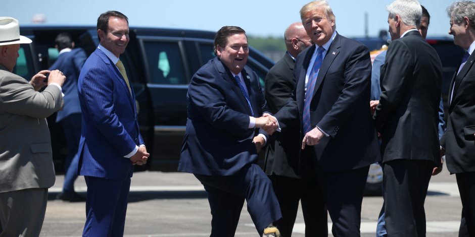 جولة في صحافة العالم.. حاكم لويزيانا يستقبل الرئيس الأمريكي بـ«جورب» يحمل صورة ترامب