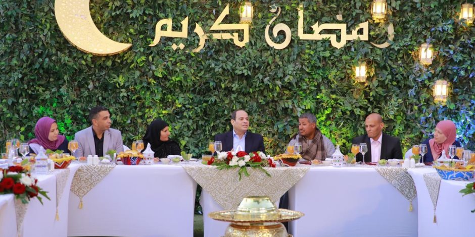 الرئيس السيسي يستضيف مواطنين على مائدة إفطاره في مقر إقامته (فيديو)