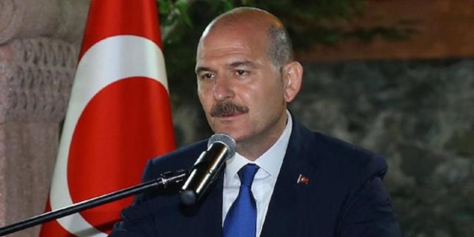 راحت منه خالص.. وزير داخلية تركيا يهدد لللمرة الثانية باعتقال السياح منتقدي أردوغان (فيديو)