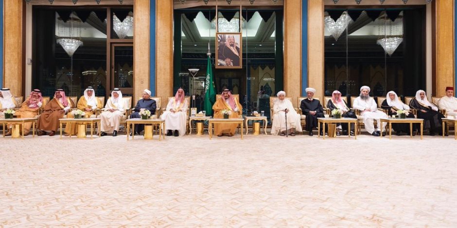 شاهد قادة العمل الإسلامي يقدمون وثيقة مكة المكرمة للعالم ويسلمونها للملك سلمان 