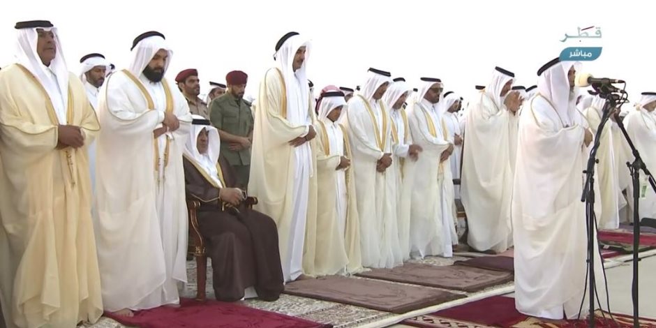 هم راحوا فين.. ظهور حمد بن جاسم في صلاة العيد على حساب مسؤولي قطر (فيديو)