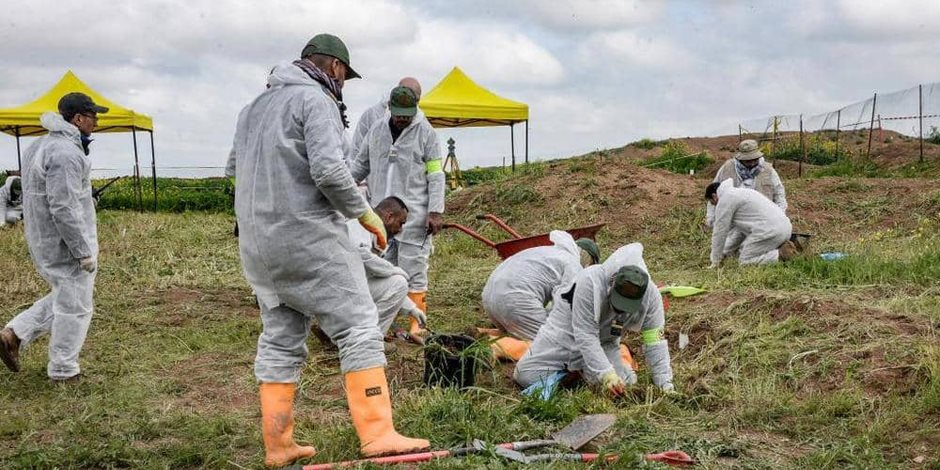 العراق تنبش المقابر للتعرف على هويات ضحايا داعش