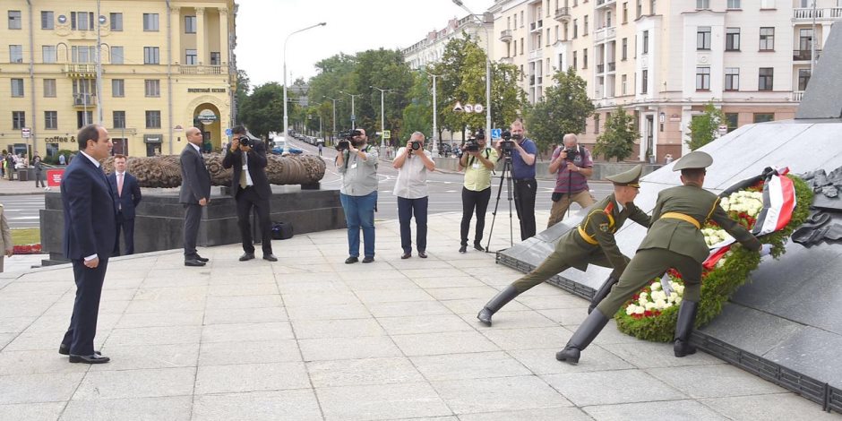 الرئيس السيسي يضع إكليلاً من الزهور على قبر الجندي المجهول بالعاصمة البيلاروسية