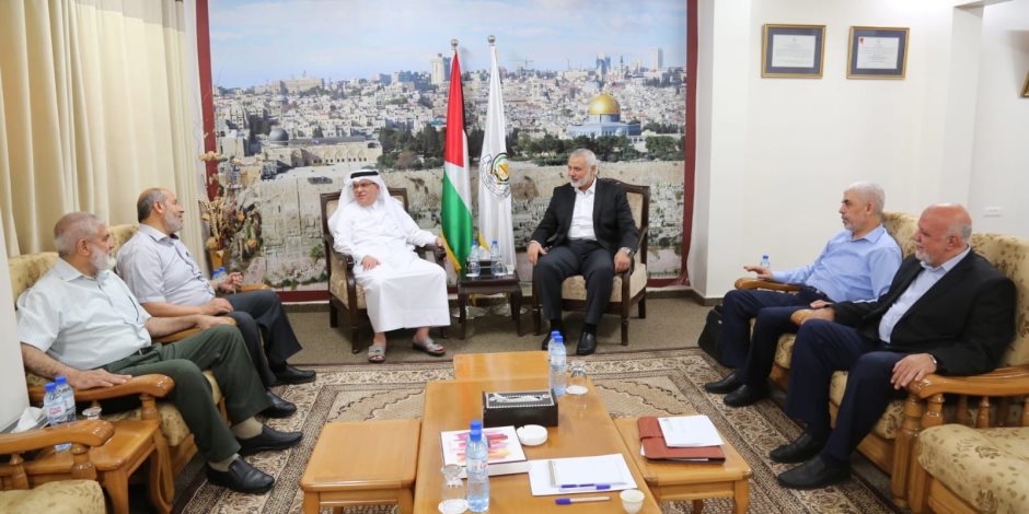 السفير القطري يصل غزة ويلتقي قادة حماس.. الدوحة تواصل تعزيز الانقسام الفلسطيني