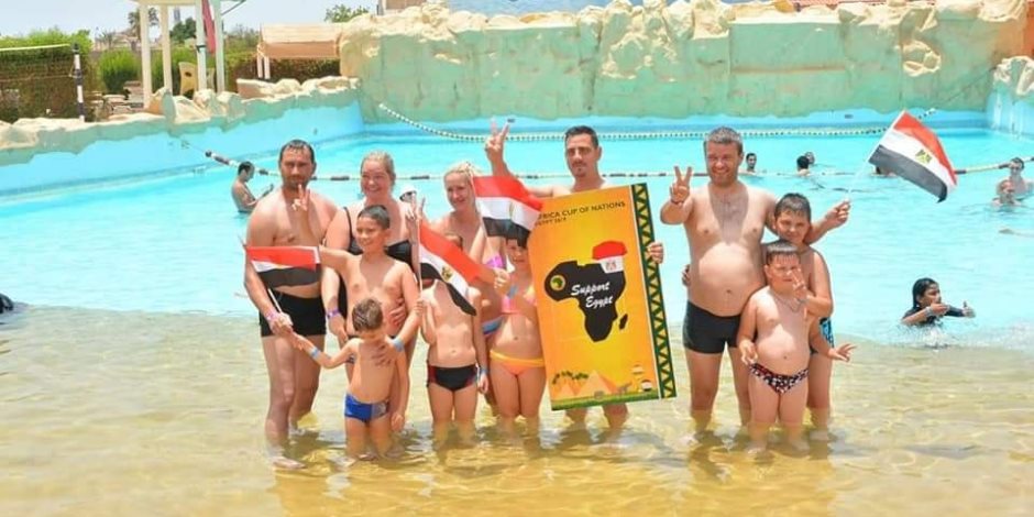 «متجمعين على حب وخير»..  السياح الأجانب يشجعون منتخب مصر من الغردقة (صور)