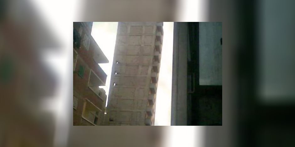 «العمارات المايلة» في شوارع فيصل تهدد حياة سكانها.. والحى يكتفي بقرارات الإزالة