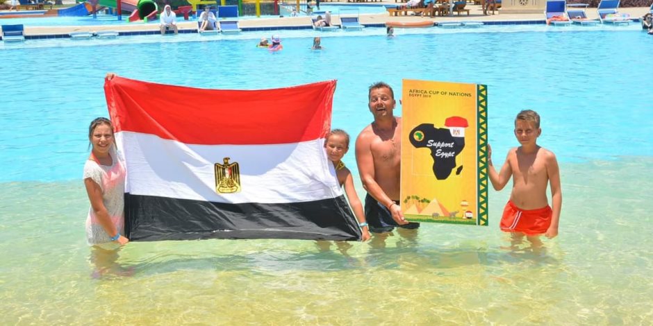 الأجانب في المنتجعات السياحية يشاركون المصريين فرحة تنظيم أمم أفريقيا (صور)