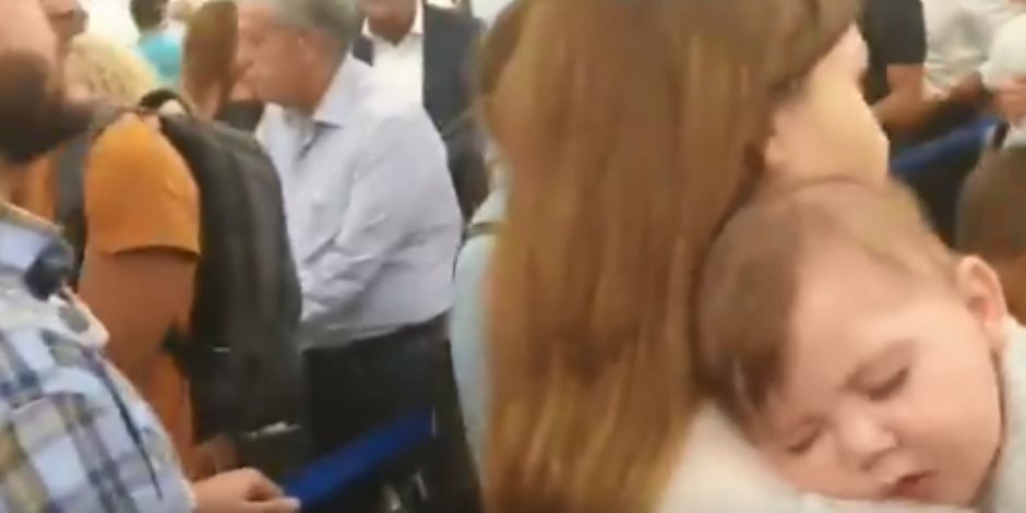 رضيعة نانسي عجرم تفجر أزمة مطار لبنان.. والقمامة تضع السلطات في مأزق (فيديو)