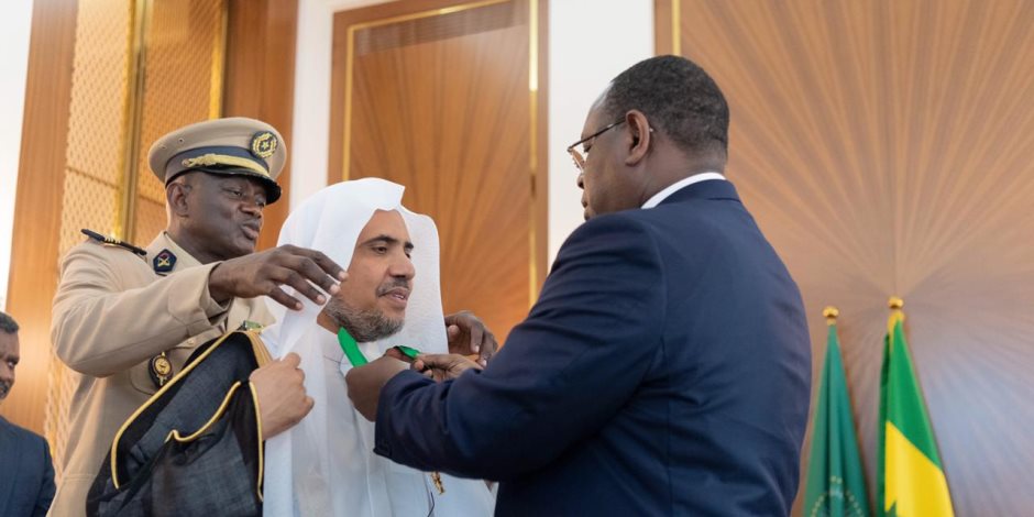 تقديراً لجهوده العالمية.. الرئيس السنغالي يقلد أمين عام رابطة العالم الإسلامى وسام الدولة الأكبر (صور) 