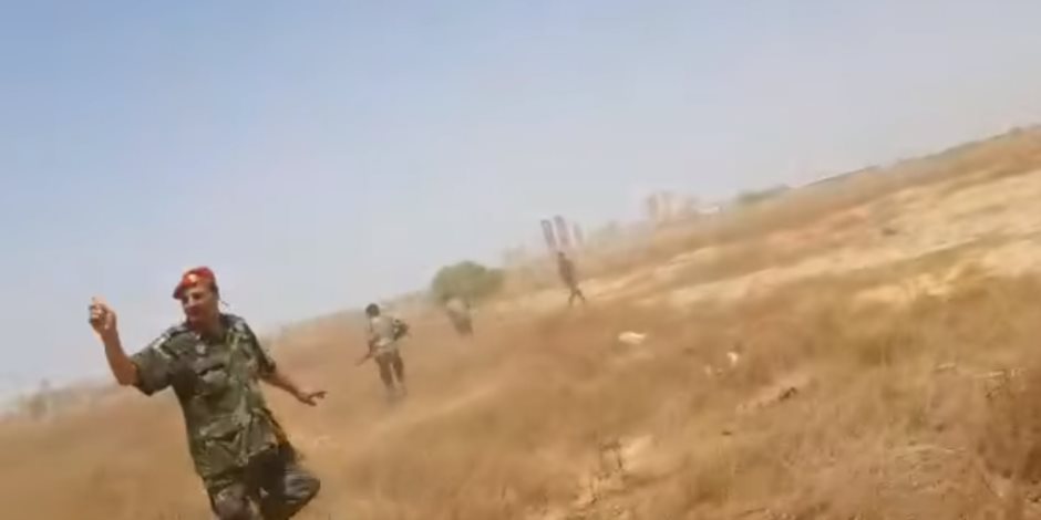 اللقطات الأولى للحظة استهداف مشيعي جنازة لواء سابق بالجيش الليبي (فيديو)