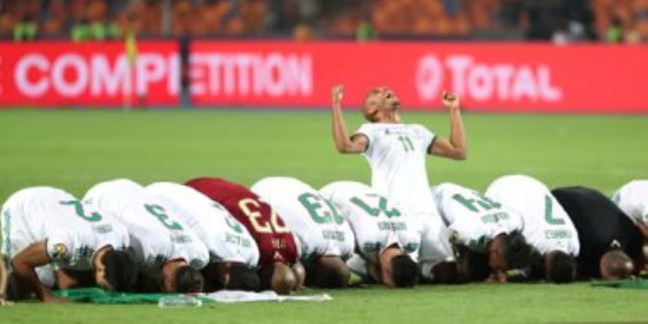 التتويج بأمم أفريقيا: سجدة جزائرية.. وفرحة هيستيرية التتويج بأمم أفريقيا: سجدة جزائرية.. وفرحة هيستيرية
