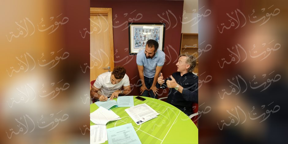 أول صورة لتوقيع تريزيجيه عقد انتقاله إلى أستون فيلا 