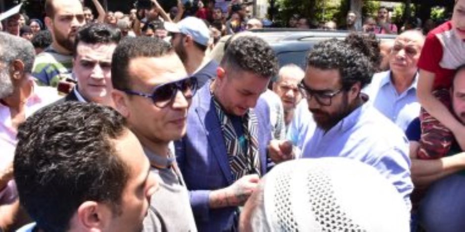 أحمد الفيشاوي ينهار من البكاء بصحبة زوجته خلال تشييع جنازة والده (فيديو) 