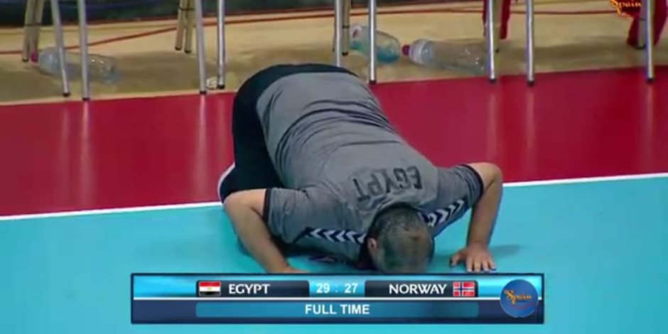 مدرب منتخب شباب اليد يحتفل مع لاعبي الفراعنة بالتأهل للمربع الذهبي