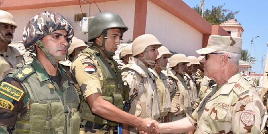 رئيس أركان حرب القوات المسلحة يتفقد قوات تأمين شمال سيناء ويشيد بالروح القتالية العالية