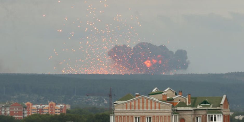 جولة في صحف العالم.. انفجارات ضخمة بعد حريق بمستودع للذخيرة بروسيا (صور) 