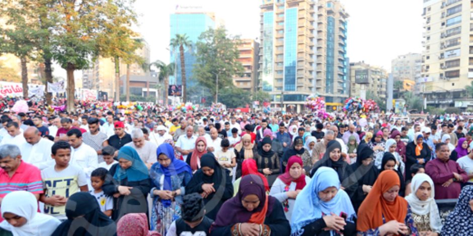 مشهد مبهج.. حشود يؤدون صلاة العيد من مسجد مصطفى محمود (صور)