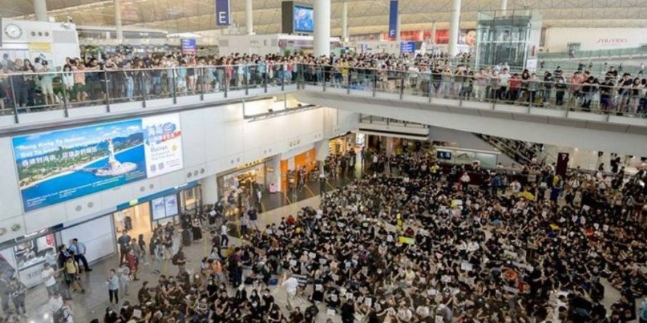 مطار هونج كونج: يعيد جدولة الرحلات الجوية اليوم بعد توقفها 