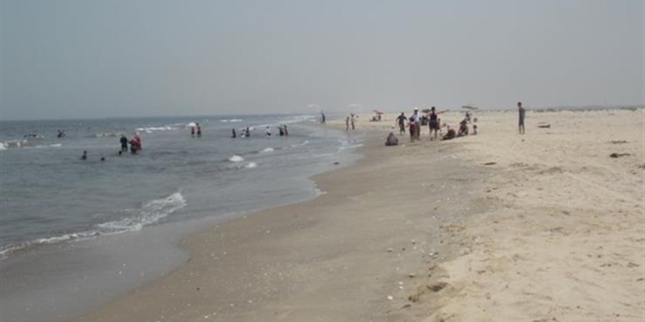 «شاطئ الموت» بإدكو يلتهم المصيفين.. ومحافظة البحيرة ودن من طين والتانية من عجين
