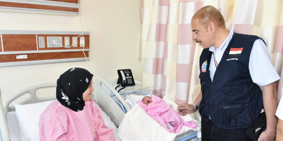 "البعثة الطبية للحج" أول حاجة مصرية تضع مولودتها بالسعودية وتسميها "مكة"