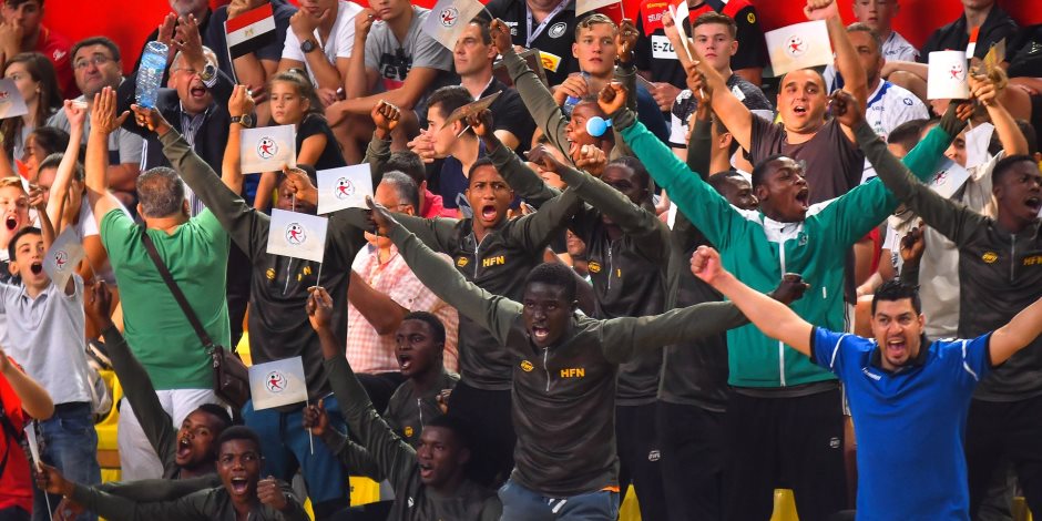 صورة بألف كلمة ومعنى... «شباب أفريقيا» يشجعون منتخب مصر في نهائي كأس العالم 