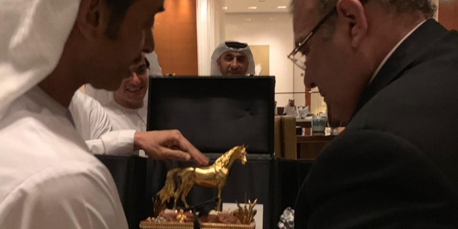 درع "الحصان العربي الذهبي" للدكتور حسن راتب لإسهامه في إعداد موسوعة "حكيم العرب" (صور)