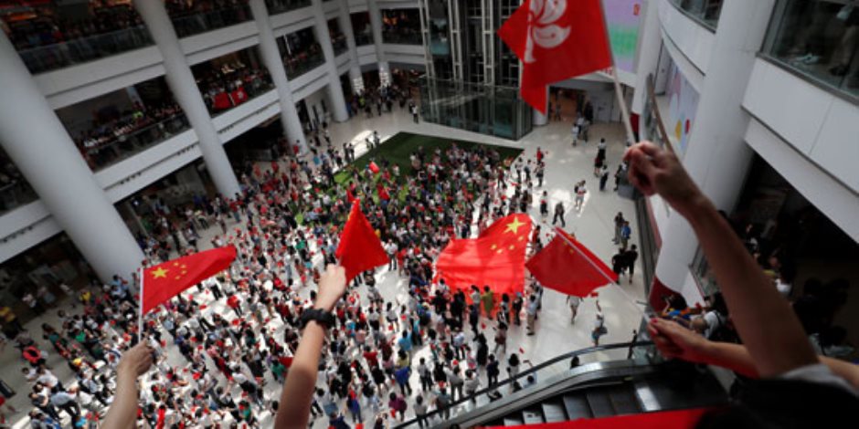 تطورات أزمة هونج كونج.. المتظاهرون يشتبكون مع الشرطة ويحتلون مول تجاري 