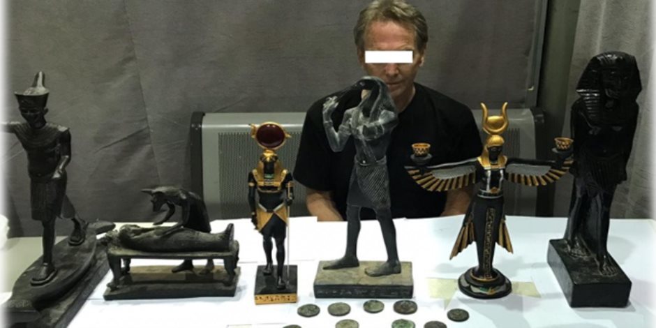 ضبط راكب أجنبي بحوزتة 6 تماثيل فرعونية و13 عمله معدنية بمطار الأقصر