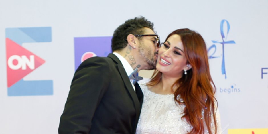 أحمد الفيشاوي وزوجته يتبادلان القبلات في مهرجان الجونة (صور)