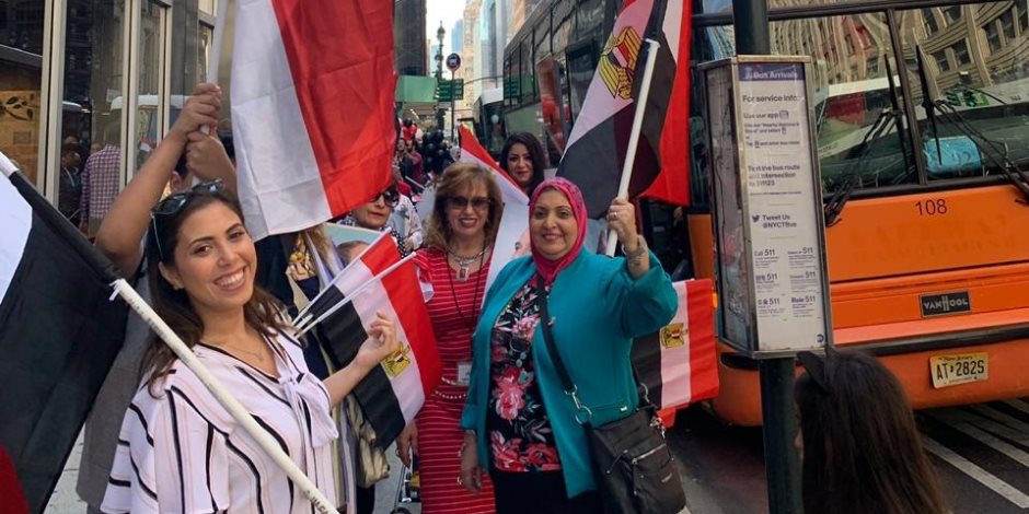 أبناء الجالية المصرية بأمريكا أمام مقر إقامة الرئيس للاحتفال بقدومه (صور)