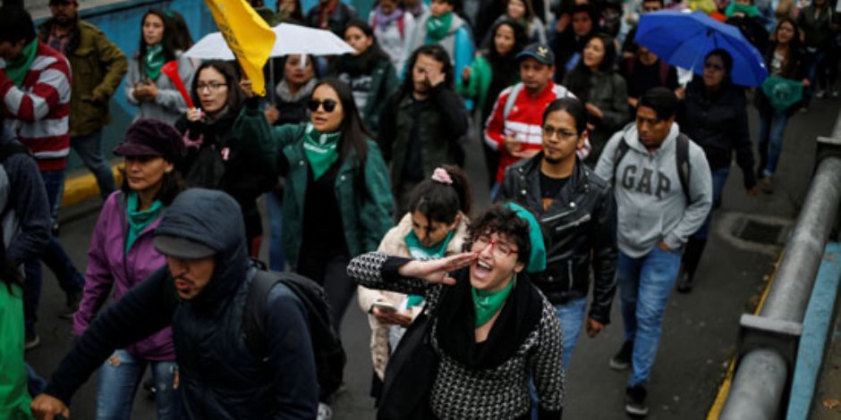 جولة في صحف العالم.. مظاهرات ضد تشريع الإجهاض بالإكوادور (صور) 