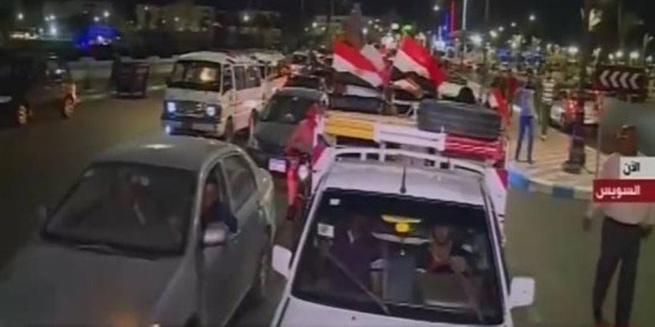 مسيرة داعمة للرئيس السيسى تجوب ميدان الأربعين في السويس (فيديو) 