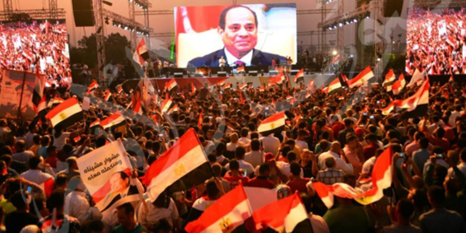 محمد شاهين ومينا عطا يهتفان مع جموع المواطنين أمام المنصة: «تحيا مصر»