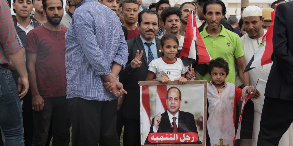 في مطار القاهرة.. المصريون يحتشدون لاستقبال الرئيس السيسي (صور)
