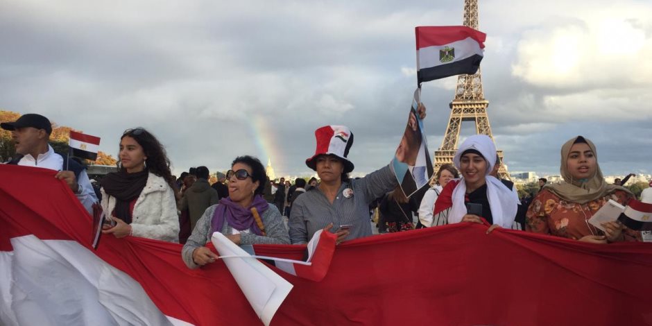 شاهد| المصريون في فرنسا يؤيدون الرئيس وهتافات: «الخنزيرة فين .. المصريين أهم»