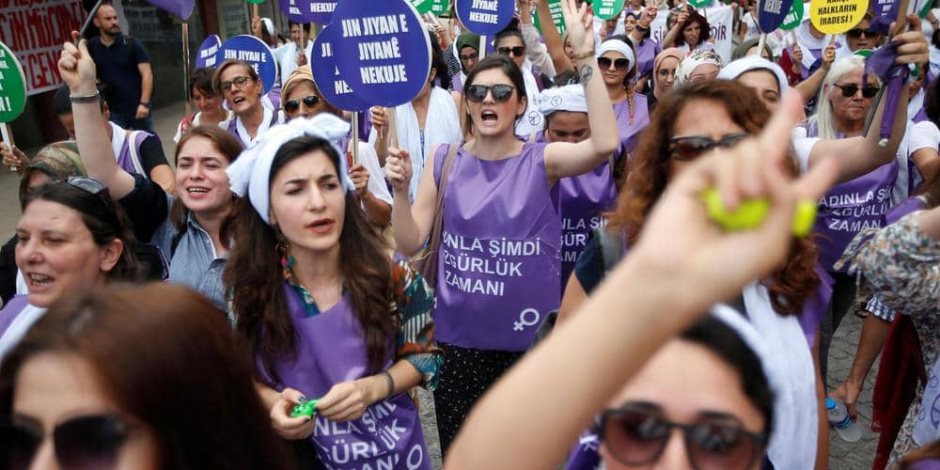 مظاهرات نسائية في تركيا تحرج أردوغان.. تنديد بالاعتداءات الجنسية والعنف الأسري