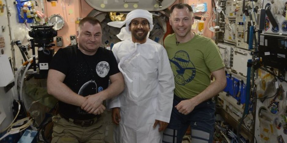 هزاع المنصورى يرتدى الزى الوطنى الإماراتى فى الفضاء (صور)
