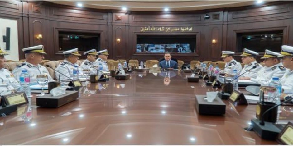 وزير الداخلية يراجع مع قيادات الوزارة ومديري الأمن خطة تأمين البلاد عبر الفيديو كونفرانس 