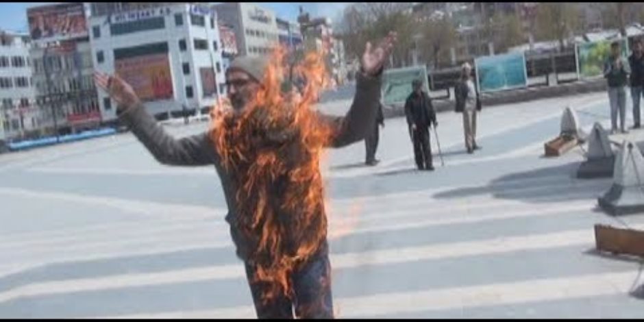 بعدما ضاقت به السبل.. بوعزيزي تركيا يشعل النيران في نفسه ويزيد الأوضاع سوءا