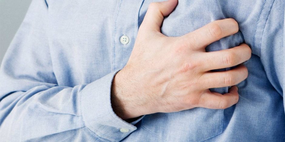 أبرز أعراض النوبة القلبية لدى الرجال والنساء.. ألم في الصدر أهمها 
