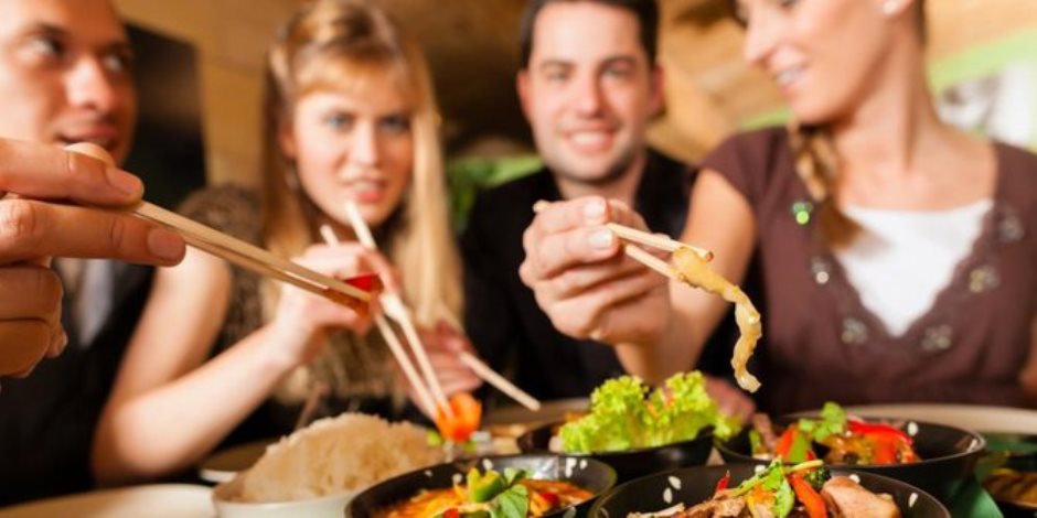 لماذا نأكل أكثر عند تناول الطعام مع الأصدقاء والعائلة؟.. تعرف على الأسباب