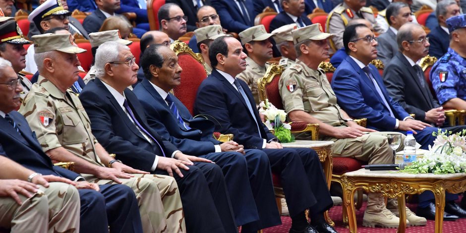 السيسي يكرم الفريق عبدرب النبى حافظ رئيس أركان حرب القوات المسلحة الأسبق