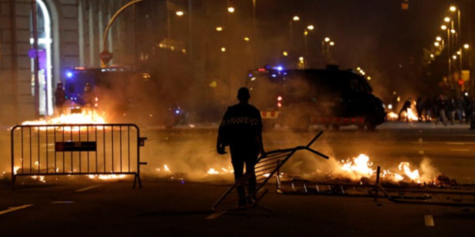 جولة في صحف العالم.. اشتباكات بين الشرطة ومتظاهرين في كتالونيا 